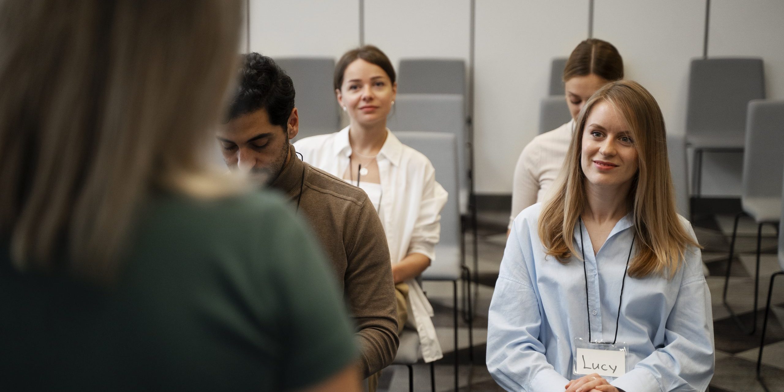 femme-affaires-autonome-travaillant-dans-ville (1)