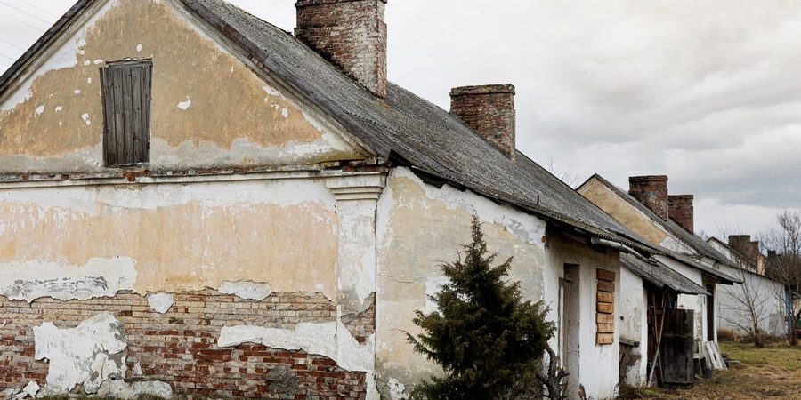 vue-maison-deserte-decomposition-dans-nature_23-2150166603